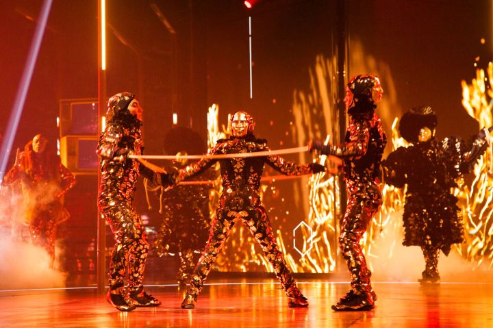 01_VOLTA_QOQ_003_Photo_Credit_Patrice_Lamoureux_costumes_Zaldy_preview