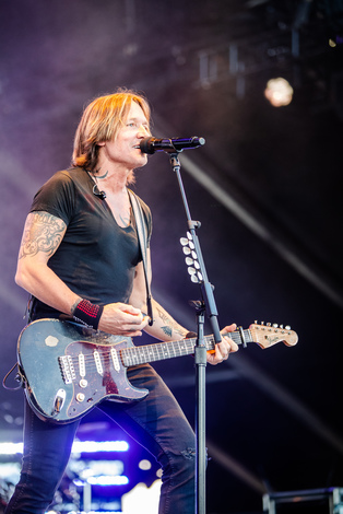 7huu_KeithUrbanHometownRisingbySteveThrasher--1